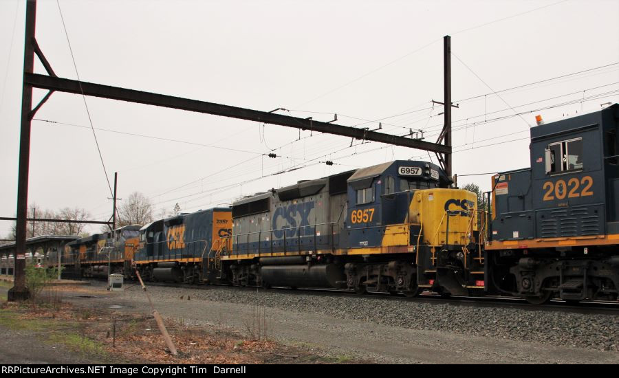 CSX 6957 on Q403